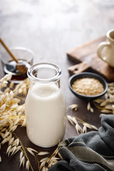 玻璃瓶中的燕麦牛奶和烹调配料 健康素食 非乳制品饮品或饮品 替代牛奶 — 图库照片