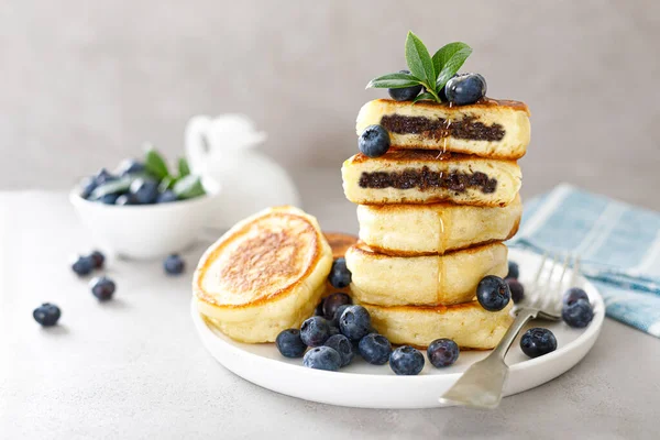 Flauschige Souffleuse Pfannkuchen Mit Schokoladenfüllung Und Frischen Blaubeeren Zum Frühstück — Stockfoto