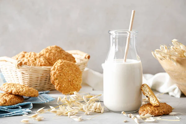 牛乳を飲んで おいしいと健康的な代替ベジタリアンミルクドリンク 乳以外の牛乳 — ストック写真