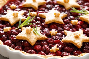 Ev yapımı vişneli turta, yıldız şeklinde kurabiyeli turta.
