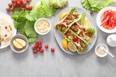 Tavuk etli, salatalı ve sebzeli taco.