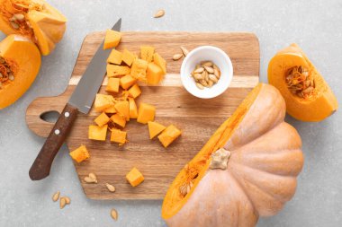 Tahta tahtada taze kesilmiş tereyağlı kabak, tepeden tırnağa.