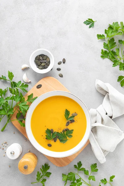 ニンニクとパセリのビーガンカボチャのスープ — ストック写真