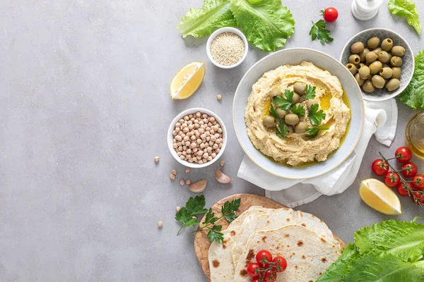 Kichererbsenhummus Mit Grünen Oliven — Stockfoto