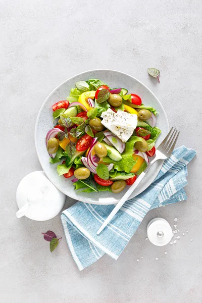 Řecký Salát Čerstvý Zeleninový Salát Okurkami Rajčaty Olivami Cibulí Paprikou — Stock fotografie