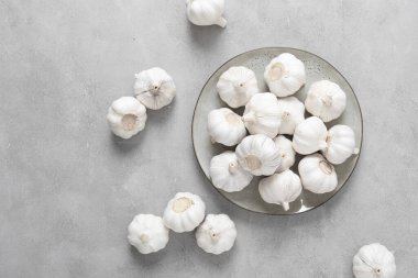 Taze sarımsak soğanları, tepeden tırnağa