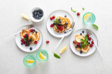 Sağlıklı vejetaryen kahvaltısı için taze yaban mersinli ve ahududulu krep.