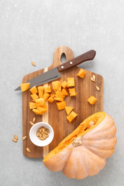 Färsk Skivad Butternut Squash Träskiva Kopiera Utrymme För Text Ovanifrån — Stockfoto