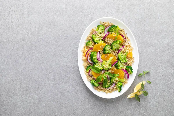 Salade Chaude Quinoa Brocoli Végétaliens Aux Oranges Oignon Frais Vue — Photo