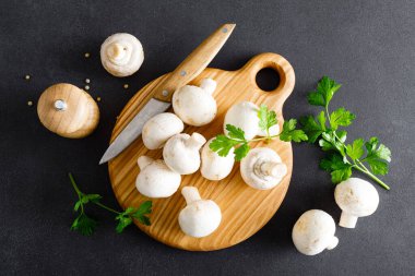 Taze çiğ beyaz şampiyon mantarları.