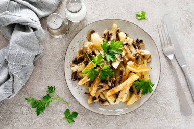 Şampiyon mantarlı patates kızartması. 