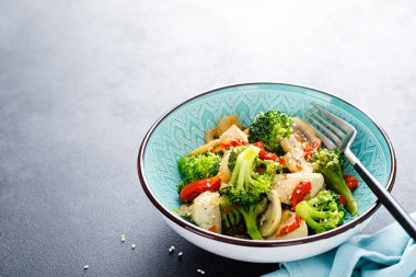 Tavuk, sebze ve mantarla birlikte kızarır.