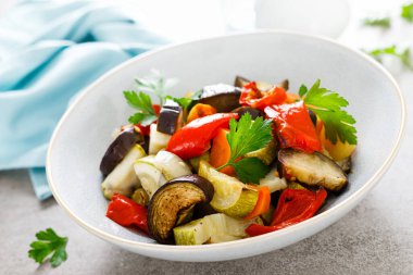 Taze maydanozlu fırında sebze salatası