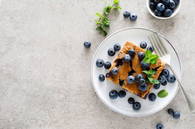 Yaban mersini ve armutlu turta ve taze böğürtlen