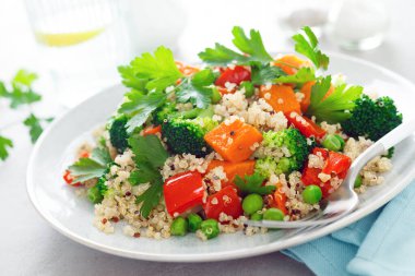 Kinoa ve brokoli sebze salatası fırında tereyağlı kabak, bezelye, dolmalık biber ve maydanoz.