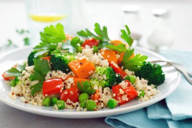 Kinoa ve brokoli sebze salatası fırında tereyağlı kabak, bezelye, dolmalık biber ve maydanoz.