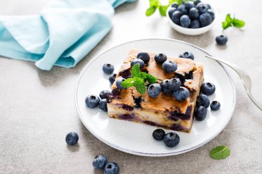 Yaban mersini ve armutlu turta ve taze böğürtlen