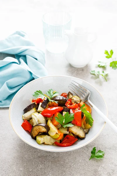 Gebakken Groentesalade Met Verse Peterselie — Stockfoto