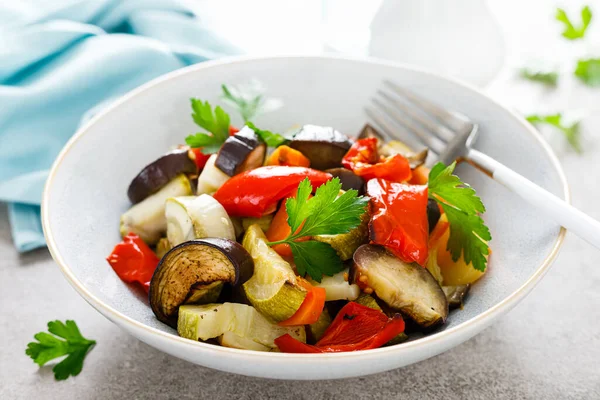 焼き野菜のサラダに新鮮なパセリ — ストック写真