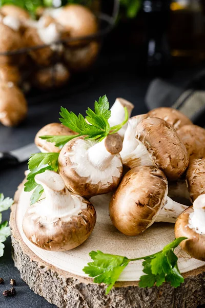 Champignons Mit Rohen Pilzen Auf Schwarzem Hintergrund Frische Champignon Kochen — Stockfoto