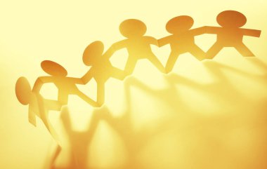 Kağıt zinciri kişilik bir satır tutan eller