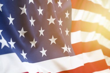 Portre sakinleştirmek Amerikan bayrağı. Ucundan parlayan güneş ışığı