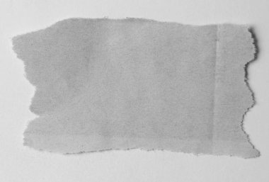 Düz arkaplanda yırtık bir kağıt parçası 