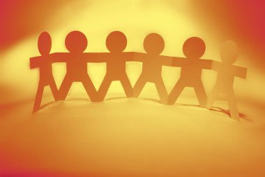 Kağıt zinciri kişilik bir satır tutan eller