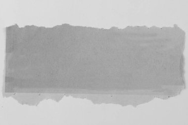 Düz arkaplanda yırtık bir kağıt parçası 