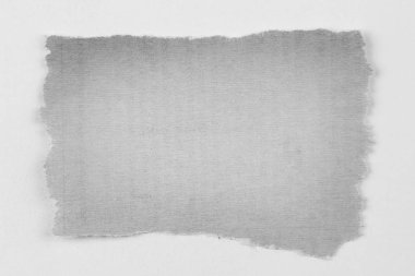 Düz arkaplanda yırtık bir kağıt parçası 