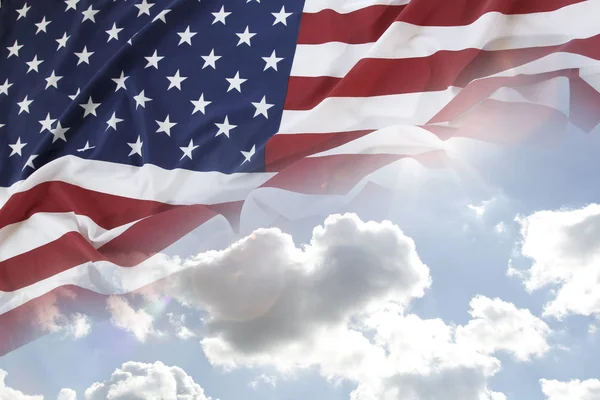 蓝天中的美国国旗 — 图库照片