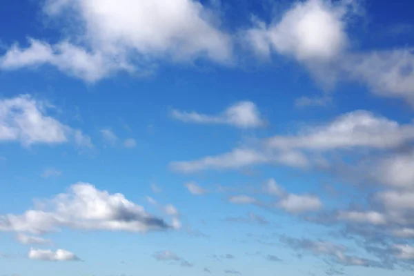 Fluffiga Vita Moln Blå Himmel — Stockfoto