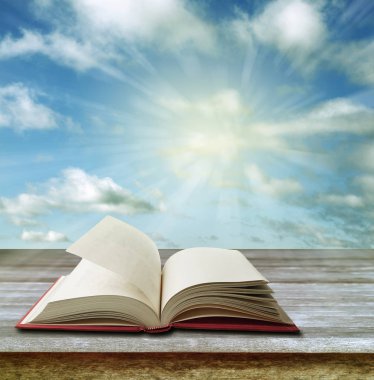 açık gökyüzü önünde güvertede kitap