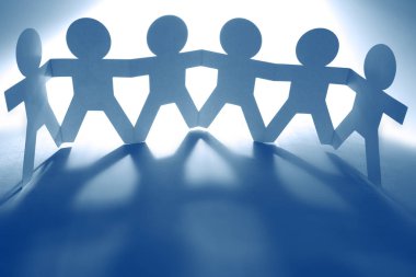 Kağıt zincire vurulan insanlar.