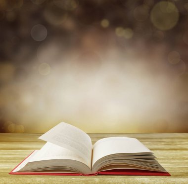 Tablo arka plan önünde açık kitap