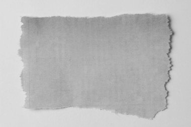 Düz arkaplanda yırtık bir kağıt parçası 