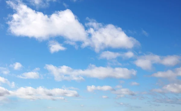 Nubes Blancas Esponjosas Cielo Azul —  Fotos de Stock