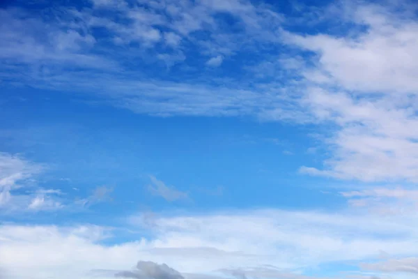 Nubes Blancas Esponjosas Cielo Azul — Foto de Stock