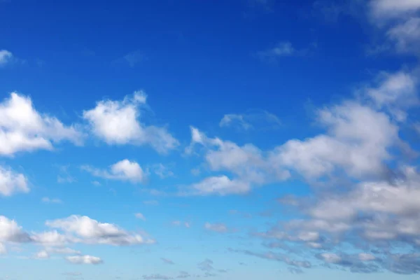 เมฆส ขาวเป ยกในท องฟ — ภาพถ่ายสต็อก
