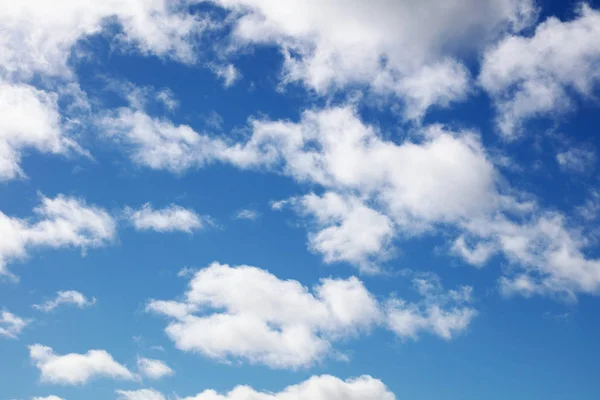 Nubes Blancas Esponjosas Cielo Azul — Foto de Stock