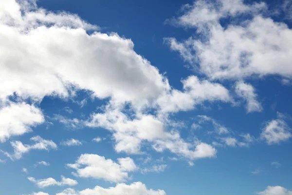 Nubes Blancas Esponjosas Cielo Azul —  Fotos de Stock