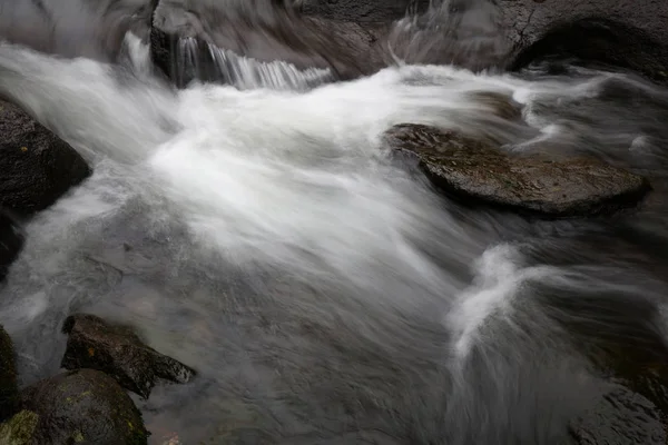 Вода Тече Над Камінням Струмку — стокове фото