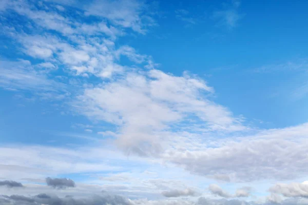 Nubes Blancas Esponjosas Cielo Azul — Foto de Stock