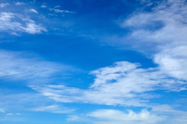 Mavi gökyüzünde yumuşak beyaz bulutlar 