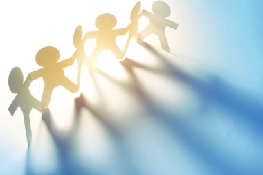 Kağıt zincire vurulan insanlar.