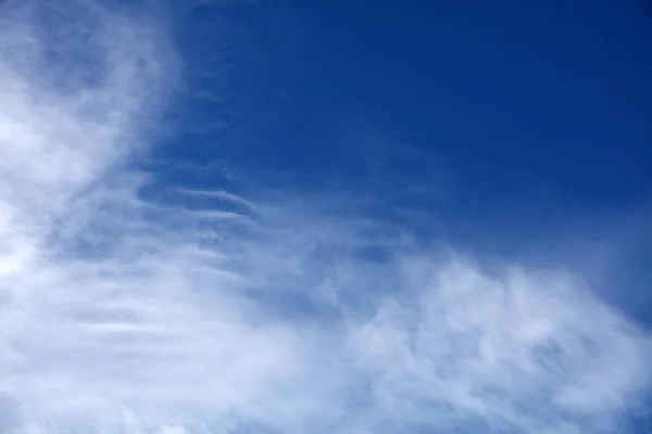 Flauschige Weiße Wolken Blauen Himmel — Stockfoto