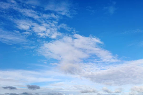 Puszyste Białe Chmury Błękitnym Niebie — Zdjęcie stockowe