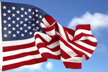 Mavi gökyüzünde Amerikan bayrağı