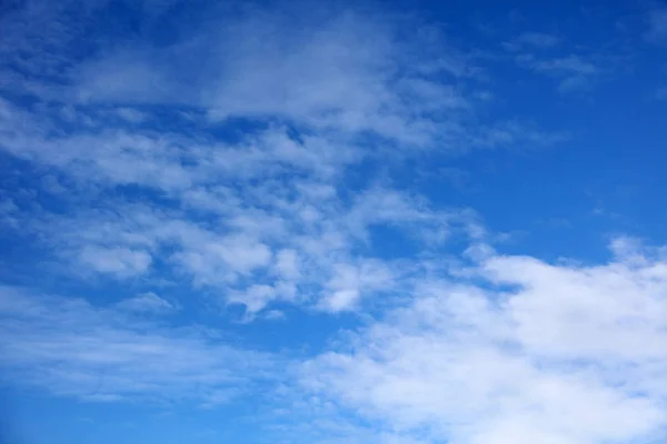 Nubes Blancas Esponjosas Cielo Azul —  Fotos de Stock