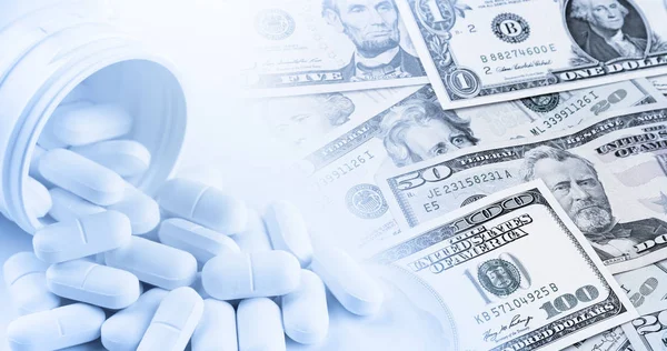 Χάπια Και Αμερικανικών Χαρτονομισμάτων Κόστος Της Υγειονομικής Περίθαλψης — Φωτογραφία Αρχείου